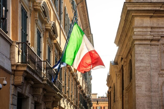 Palavra italia (tradução italiana da itália) com bandeira nacional