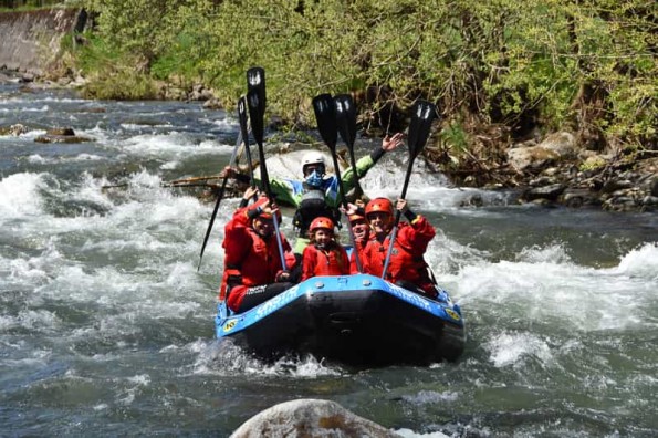 Pessoas fazendo rafting no Rio Noce